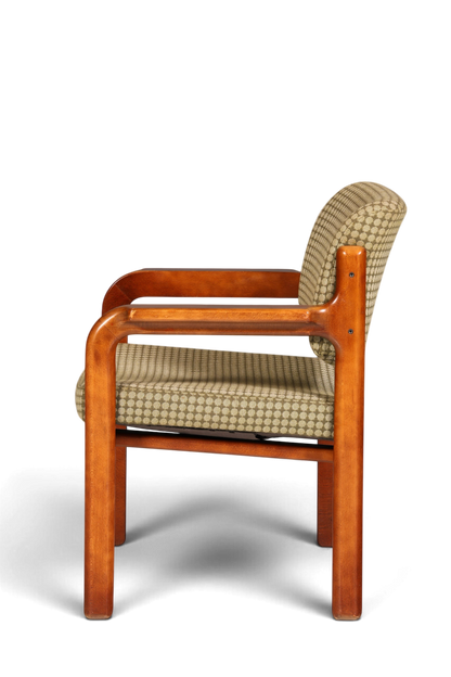 Hauptstadt Möblerei Mid Century Armlehnstuhl aus Holz mit gemustertem Stoffbezug in Seitenansicht