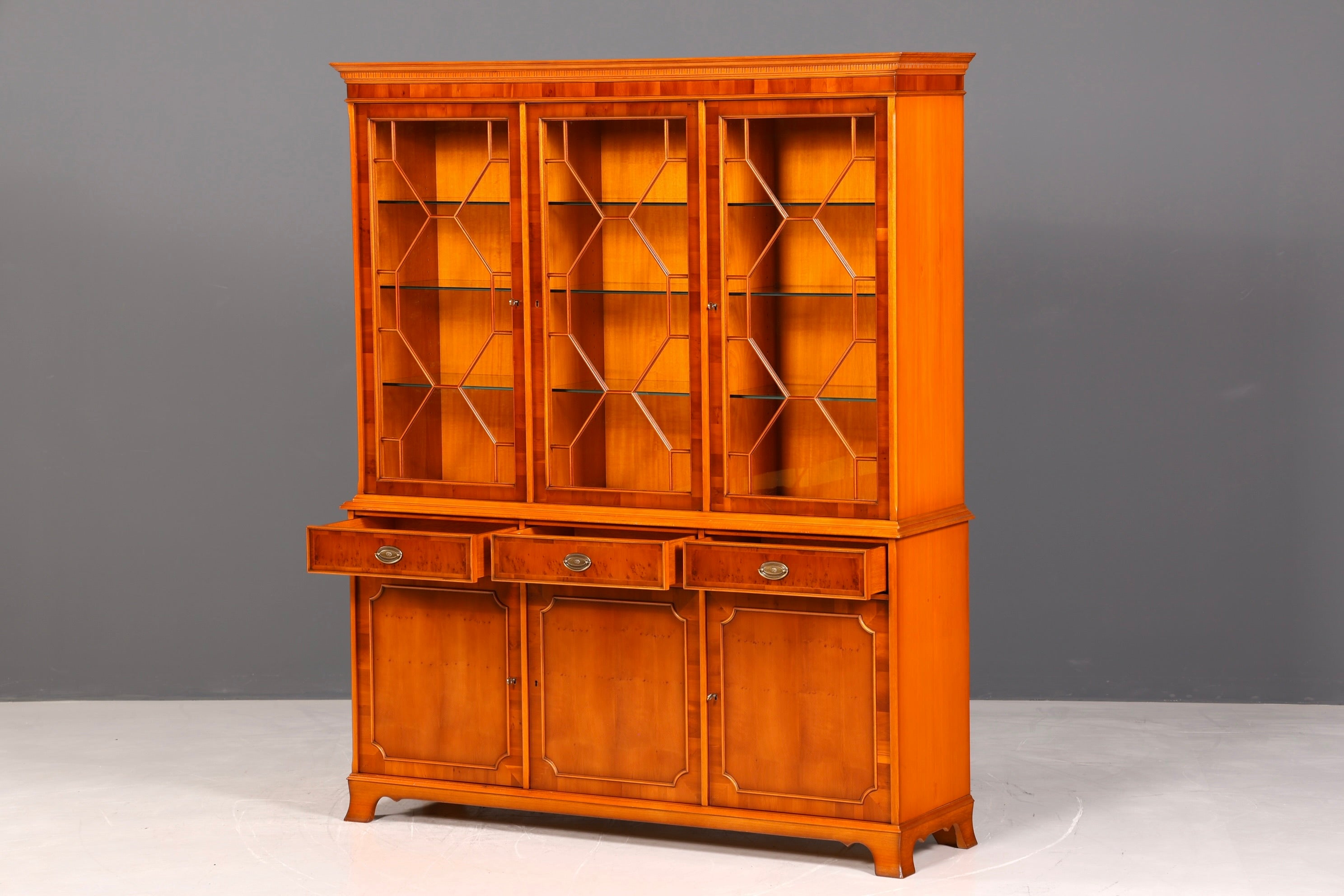 G143 Finish cm Wunderschöne Original Heldense Vitrine Englische Eibe Bücherschrank Buffet Antik Stil Glasvitrine