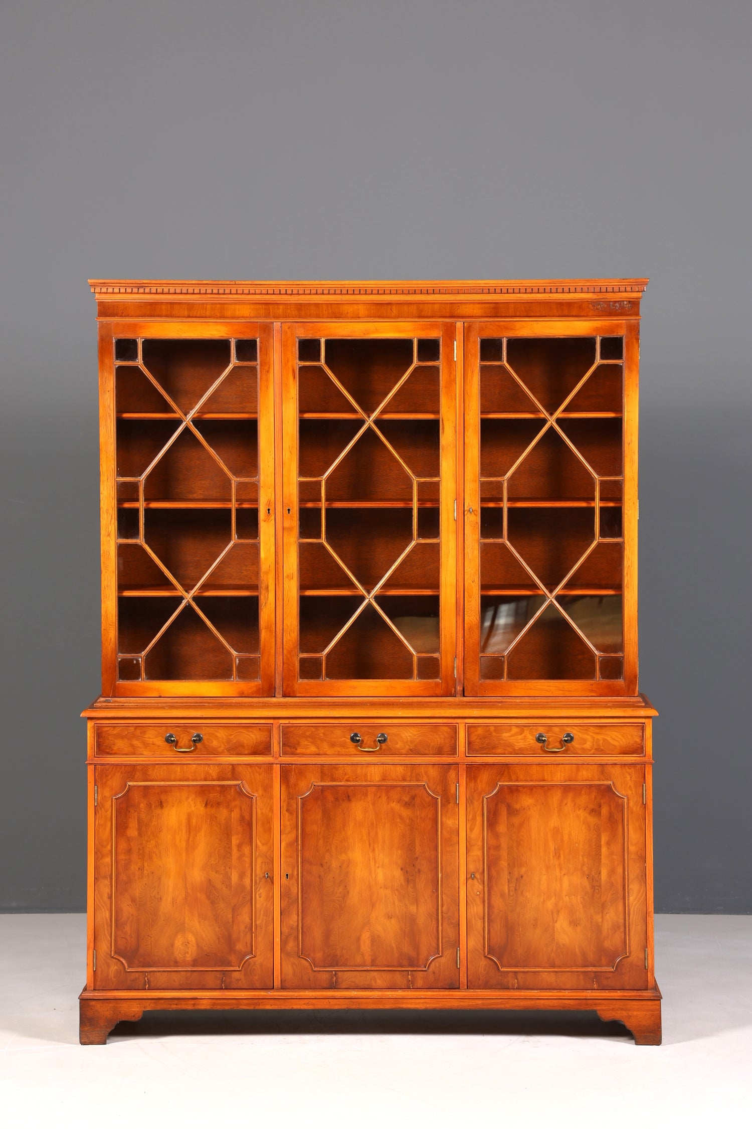 Wunderschöne Englische Vitrine Bücherschrank Buffet Antik Stil Englisch Eibe Glasvitrine Bibliothek