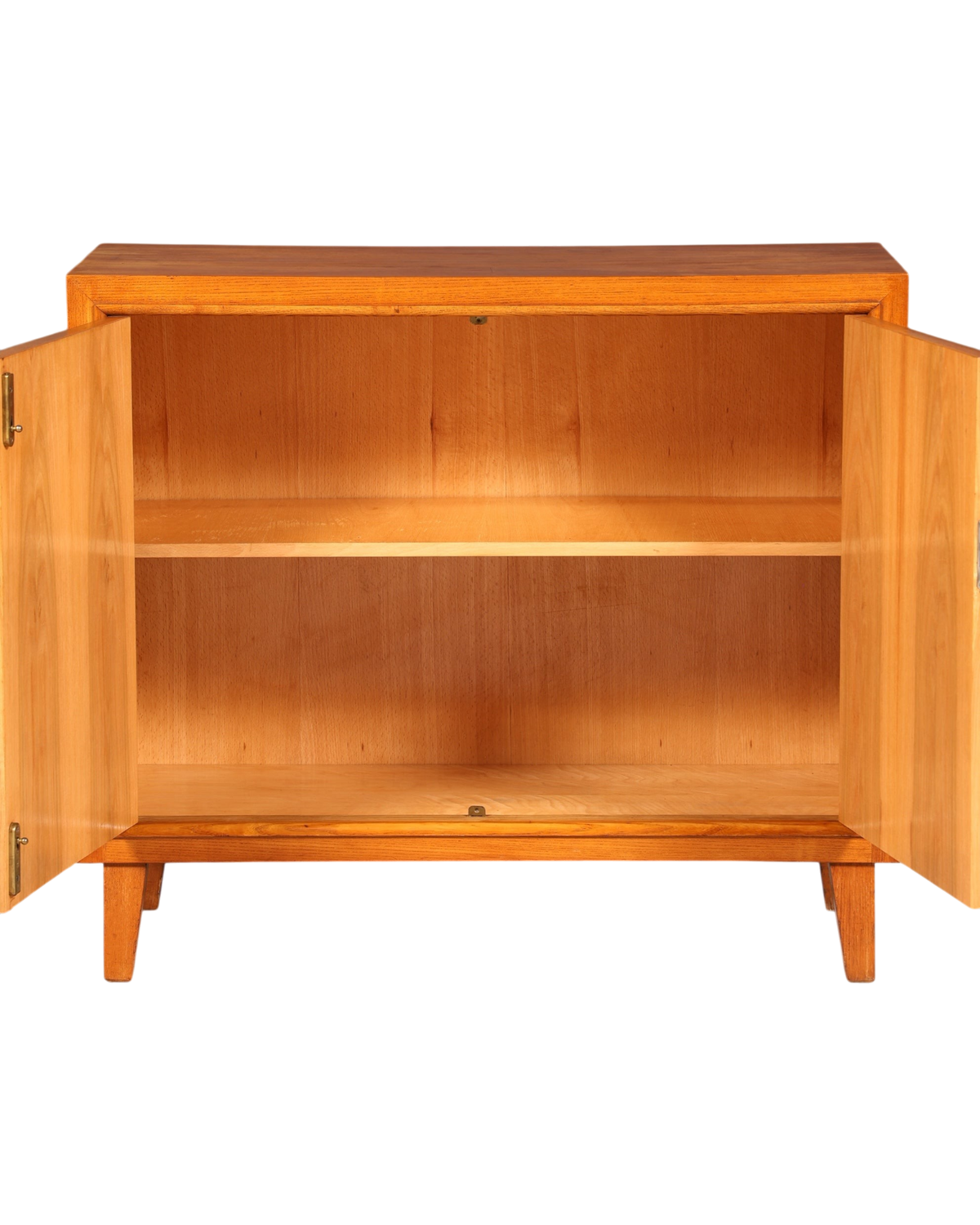 Hauptstadt Möblerei Mid Century Kommode aus massivem Holz mit geöffneten Türen und verstellbarem Regalboden