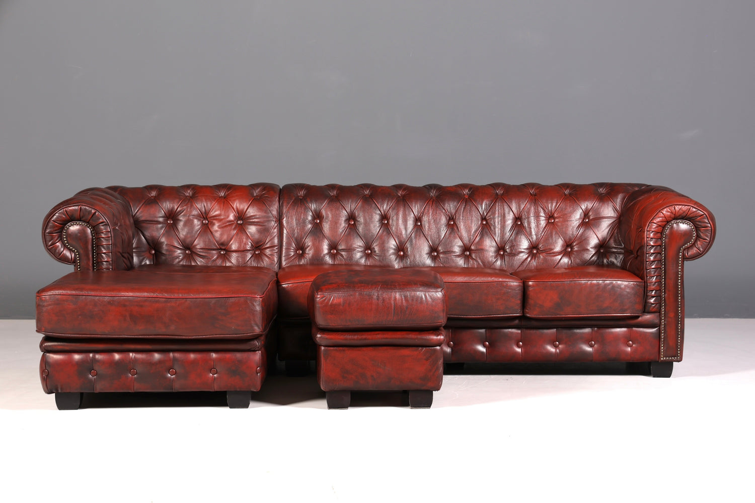 Wunderschönes seltenes Original Chesterfield Sofa mit Hocker 4- Sitzer echt Leder Oxblood Couch Englisch Eckcouch