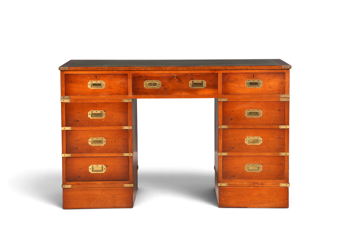 Hauptstadt Möblerei englischer Military Chest Schreibtisch aus massivem Holz mit grüner Lederauflage und Messingbeschlägen