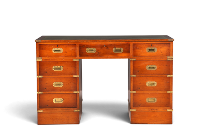 Hauptstadt Möblerei englischer Military Chest Schreibtisch aus massivem Holz mit grüner Lederauflage und Messingbeschlägen