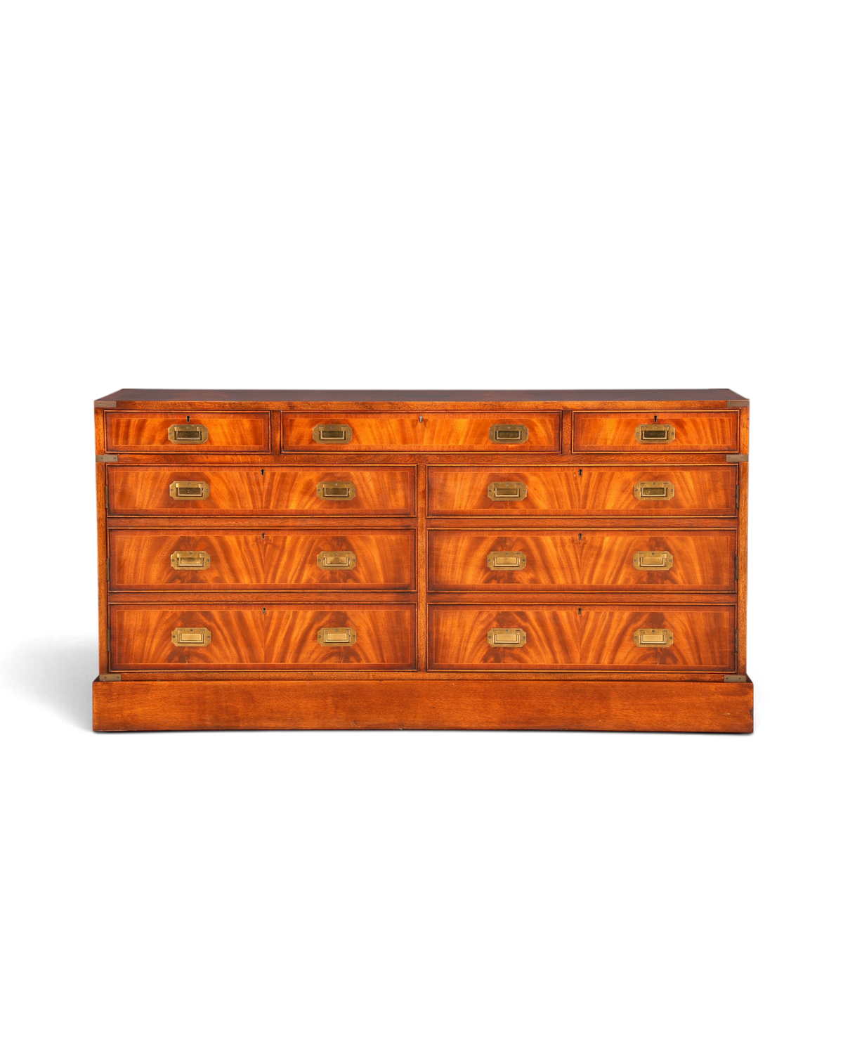 Hauptstadt Möblerei Sideboard im englischen Military Chest Stil aus massivem Holz mit Messingbeschlägen
