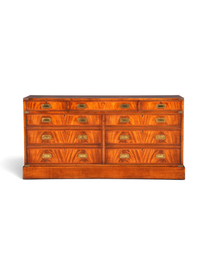 Hauptstadt Möblerei Sideboard im englischen Military Chest Stil aus massivem Holz mit Messingbeschlägen