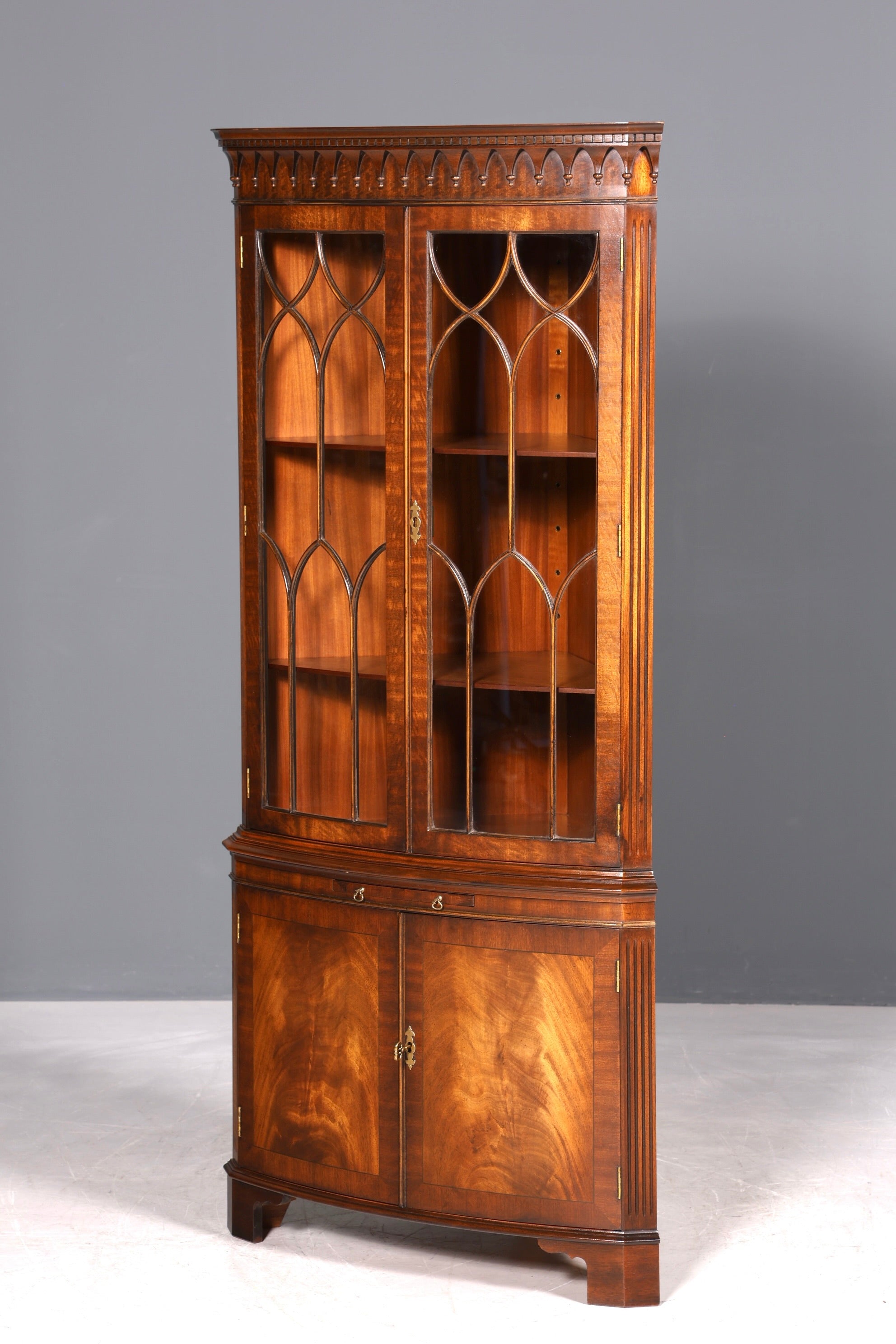 Wunderschöne Georgischer Eckvitrine Mahagoni Antik 50s echt Holz Schrank Englisch Eckschrank Glasvitrine