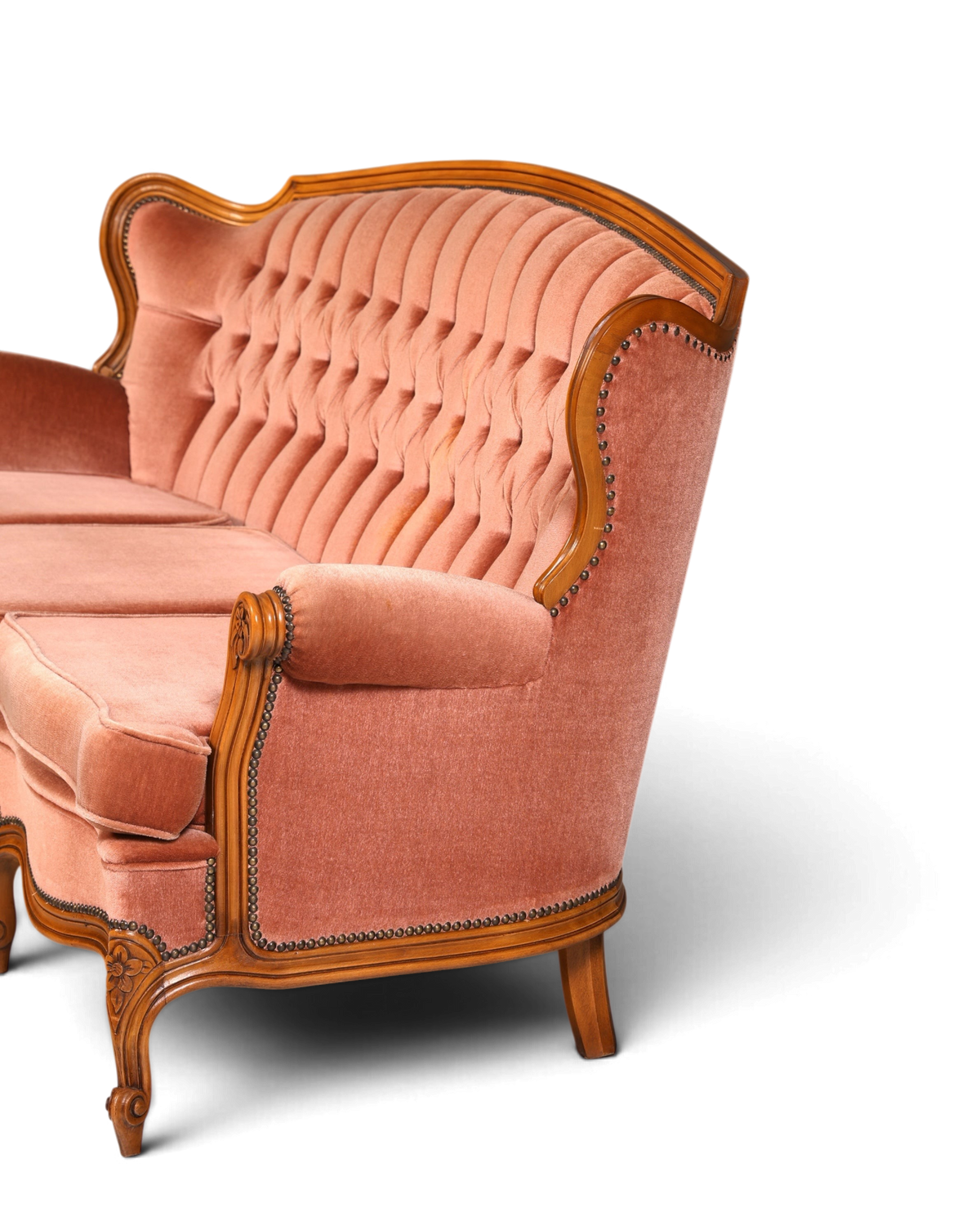 Hauptstadt Möblerei Chippendale 3-Sitzer Sofa in Altrosa mit Samtbezug und kunstvollen Holzverzierungen im Barock-Stil