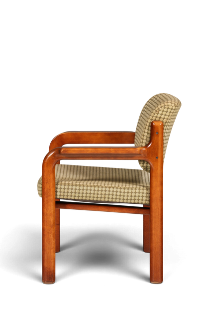 Hauptstadt Möblerei Mid Century Armlehnstuhl aus Holz mit gemustertem Stoffbezug in Seitenansicht