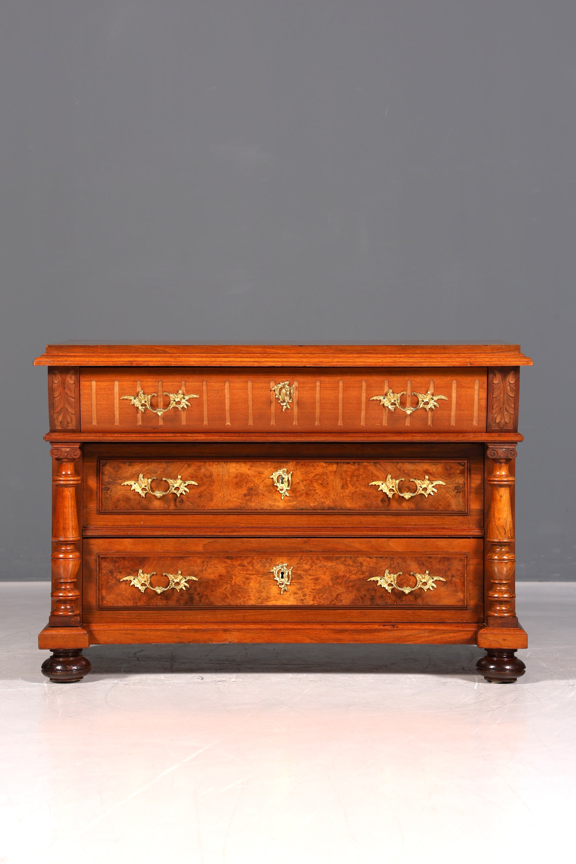Edle Gründerzeit Kommode Louis Philippe Nussbaum Schubladen Kommode Sideboard um 1880
