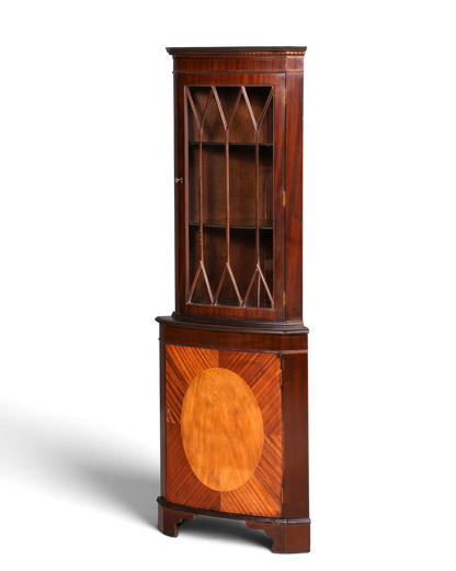 Hauptstadt Möblerei englische Eckvitrine aus Mahagoni mit Glasfront und Intarsien im Vintage-Stil der 60er Jahre