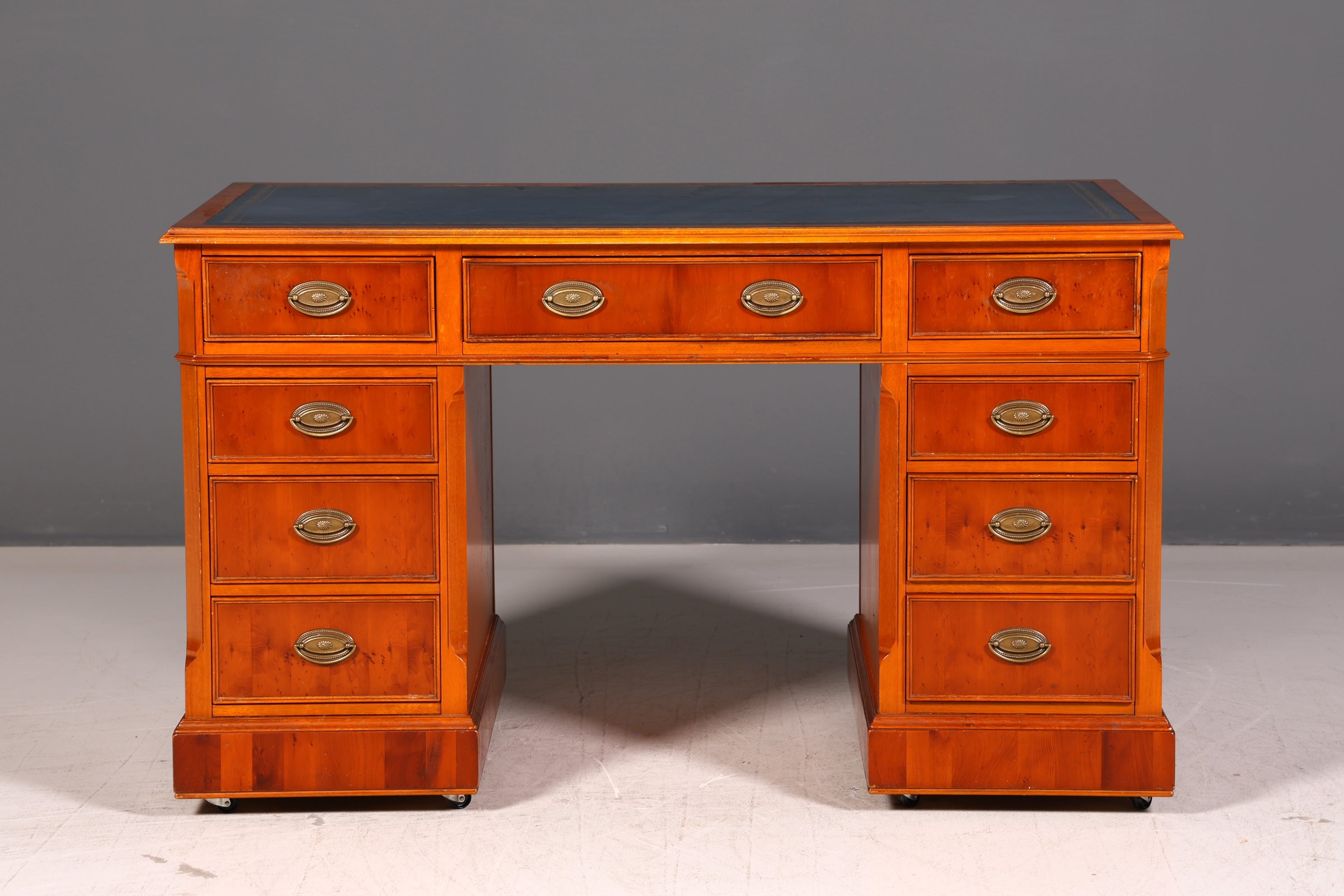 Beautiful Original Heldense English Desk Yew Real Leather Top Office Desk Antique Style