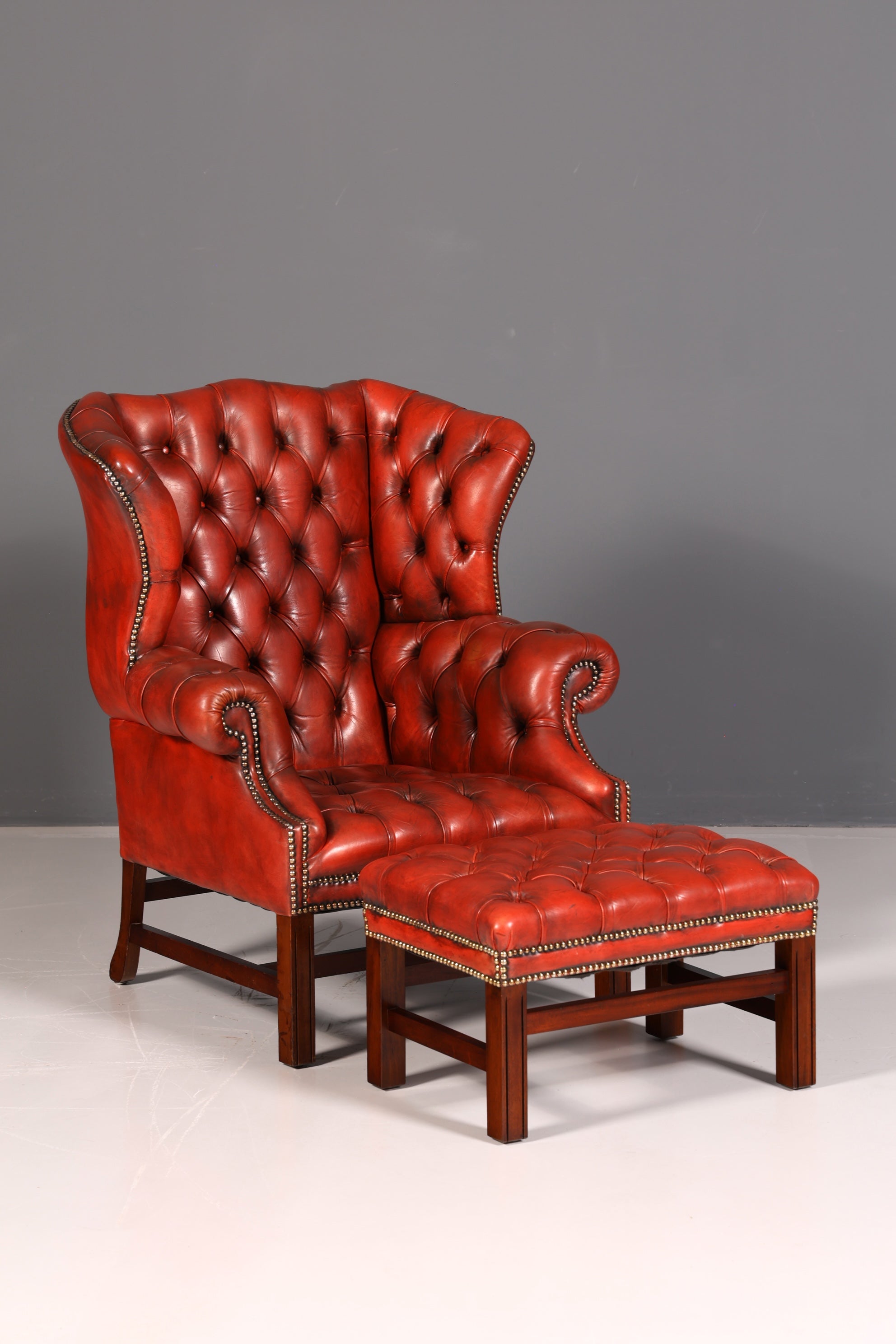 Original Chesterfield Ohrensessel mit Hocker Echtleder Englisch Herrensessel Ledersessel Antik Vintage