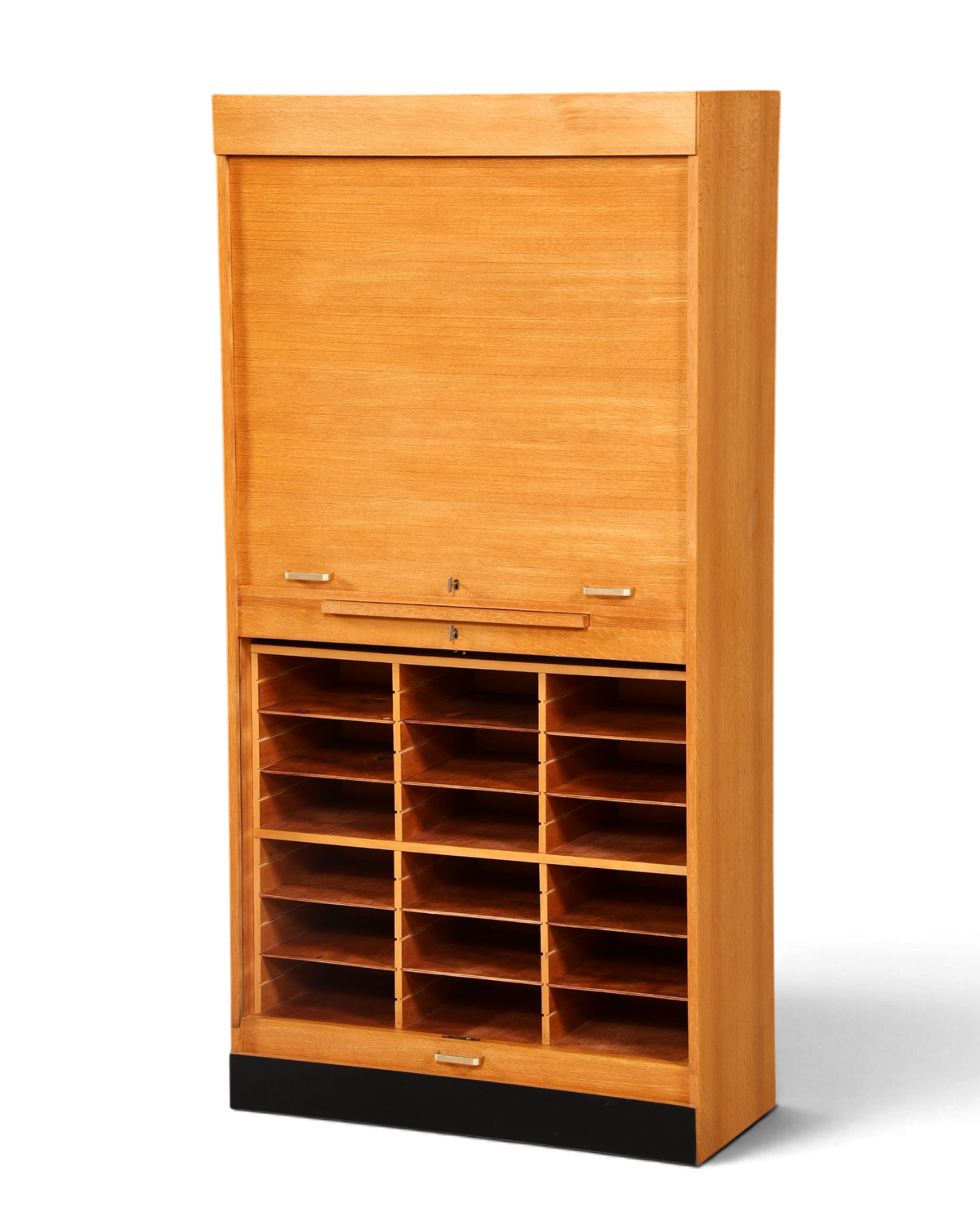 Hauptstadt Möblerei Mid Century Rollladenschrank aus hellem Echtholz im Bauhaus Stil mit vielen Ablagefächern