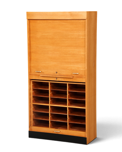 Hauptstadt Möblerei Mid Century Rollladenschrank aus hellem Echtholz im Bauhaus Stil mit vielen Ablagefächern