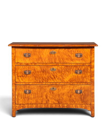 Hauptstadt Möblerei Kommode im Jugendstil aus geflammtem Birkenholz mit drei Schubladen und antiken Messingbeschlägen