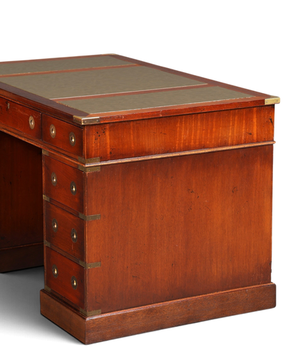 Hauptstadt Möblerei maritimer Schreibtisch aus Echtholz im Military-Chest-Stil mit Messingbeschlägen und Lederauflage