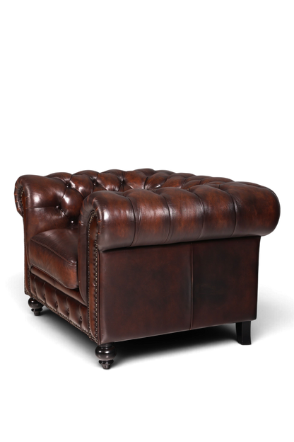 Hauptstadt Möblerei Chesterfield Sessel aus braunem Echtleder mit klassischer Knopfheftung und geschwungenen Armlehnen