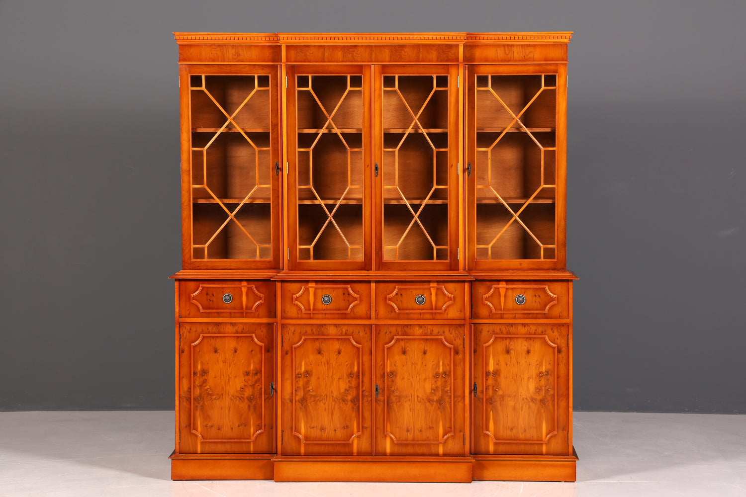 G387 Finish Wunderschöne Englische Vitrine Bücherschrank Buffet Antik Stil Englisch Eibe Glasvitrine Bibliothek (Kopie)