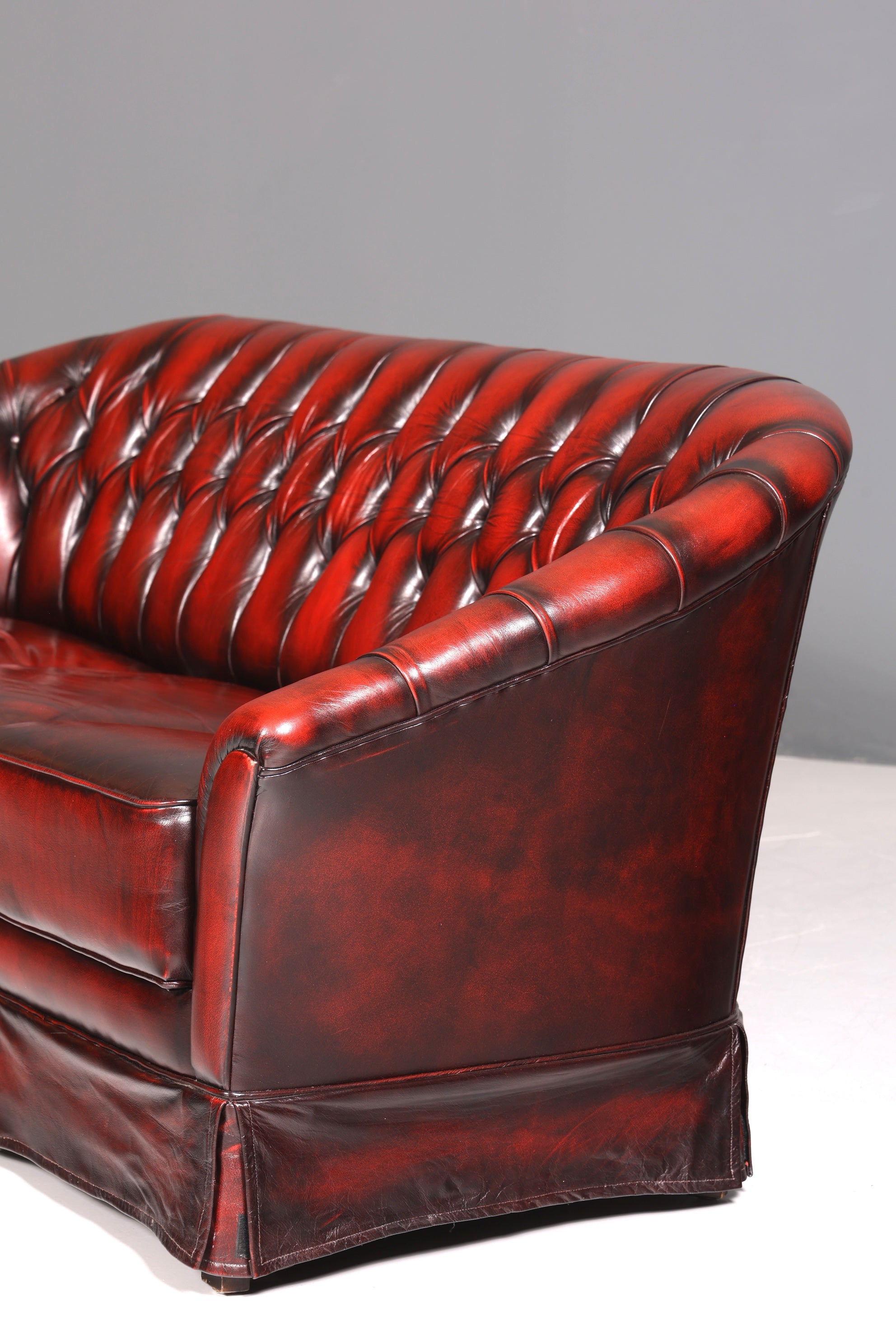 Wunderschönes Original Chesterfield Sofa 3- Sitzer echt Leder Englisch Oxblood Couch