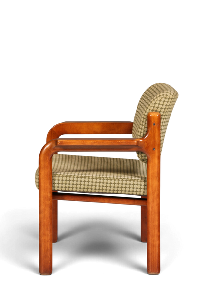 Hauptstadt Möblerei Mid Century Armlehnstuhl aus Holz mit grünem, gemustertem Stoffbezug in Seitenansicht