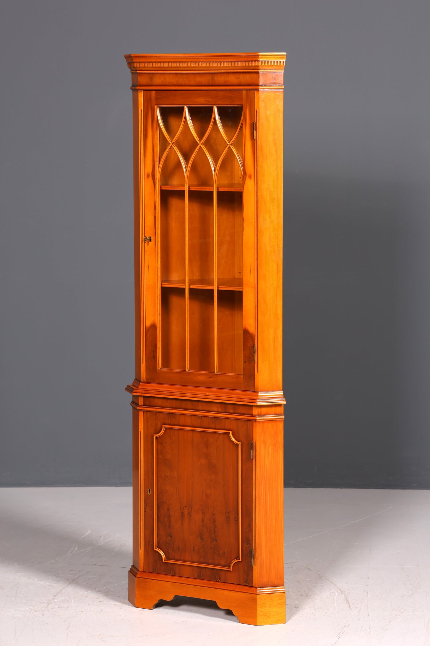 Wunderschöne Englische Eckvitrine Antik 60s echt Holz Eibe Schrank Eckschrank Glasvitrine Vitrine
