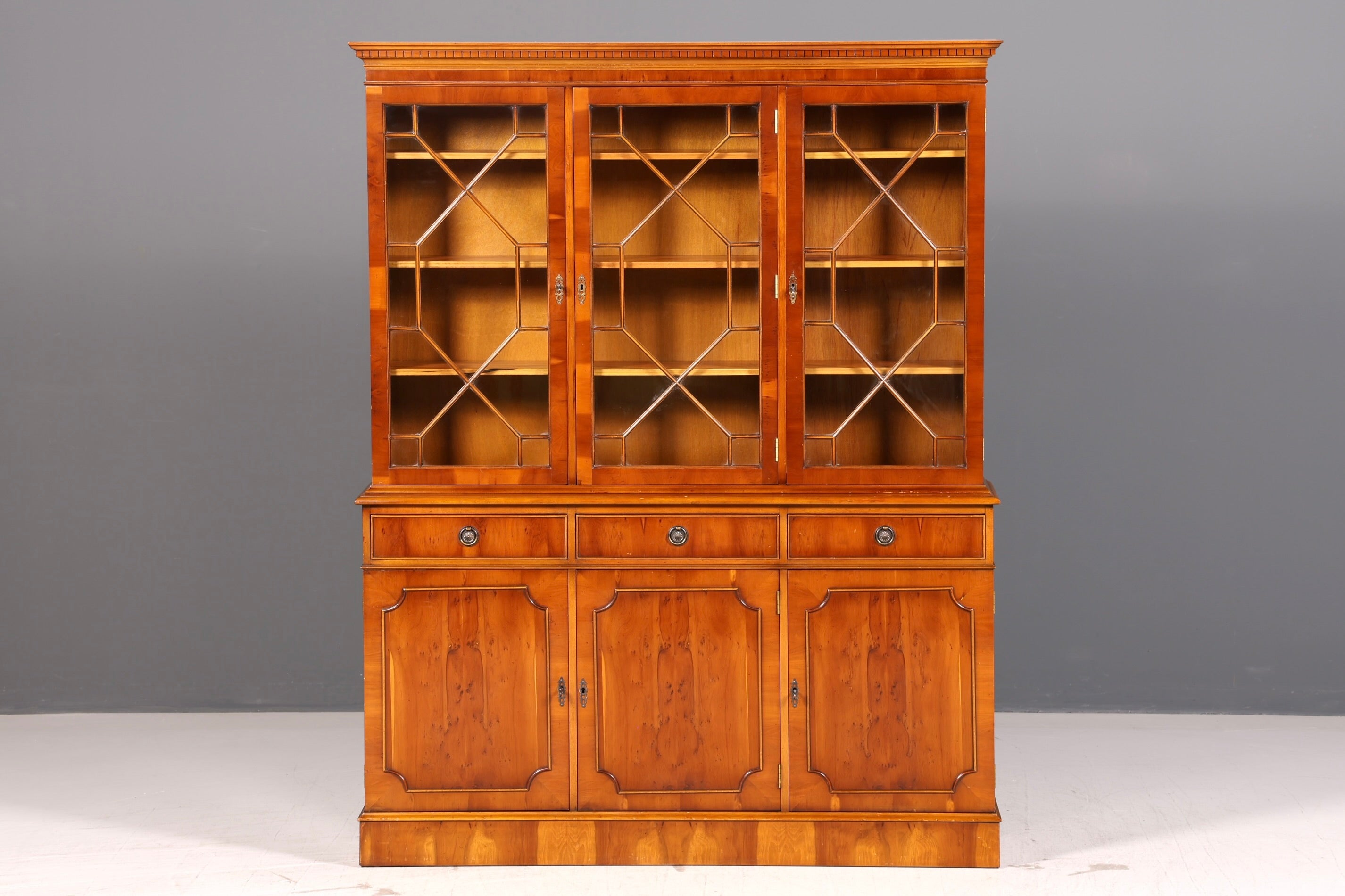 Wunderschöne Englische Vitrine Eibe Bücherschrank Glasvitrine Buffet Bibliothek Antik Vintage