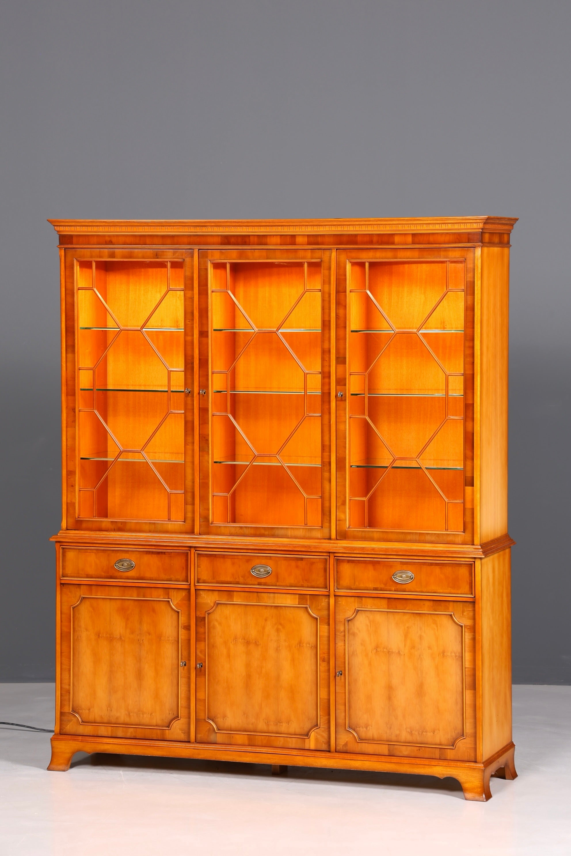 Wunderschöne Original Heldense Vitrine Englische Eibe Bücherschrank Buffet Antik Stil Glasvitrine