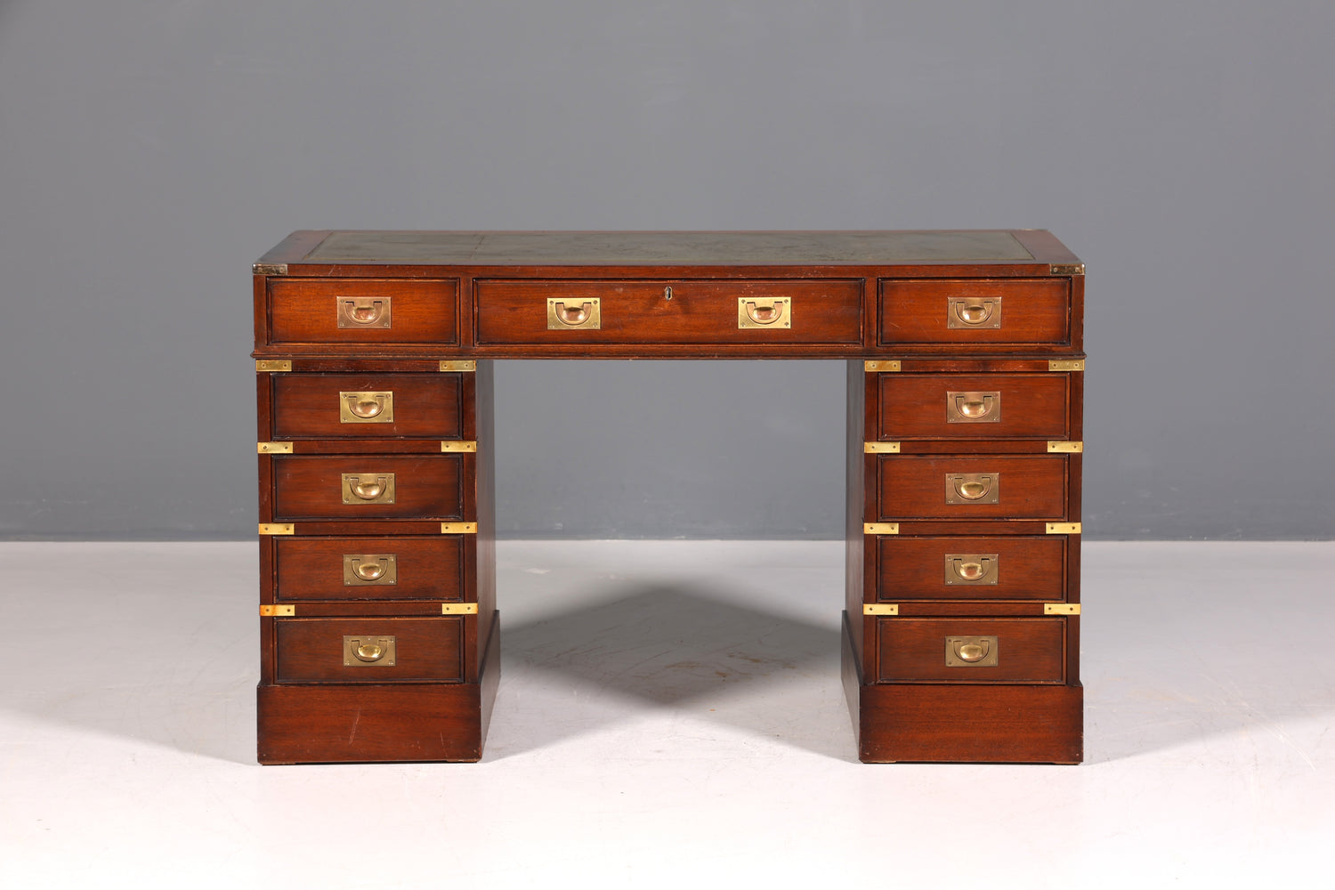Stilvoller Maritimer Schreibtisch Englischer Military Bürotisch Office Table mit echt Lederauflage