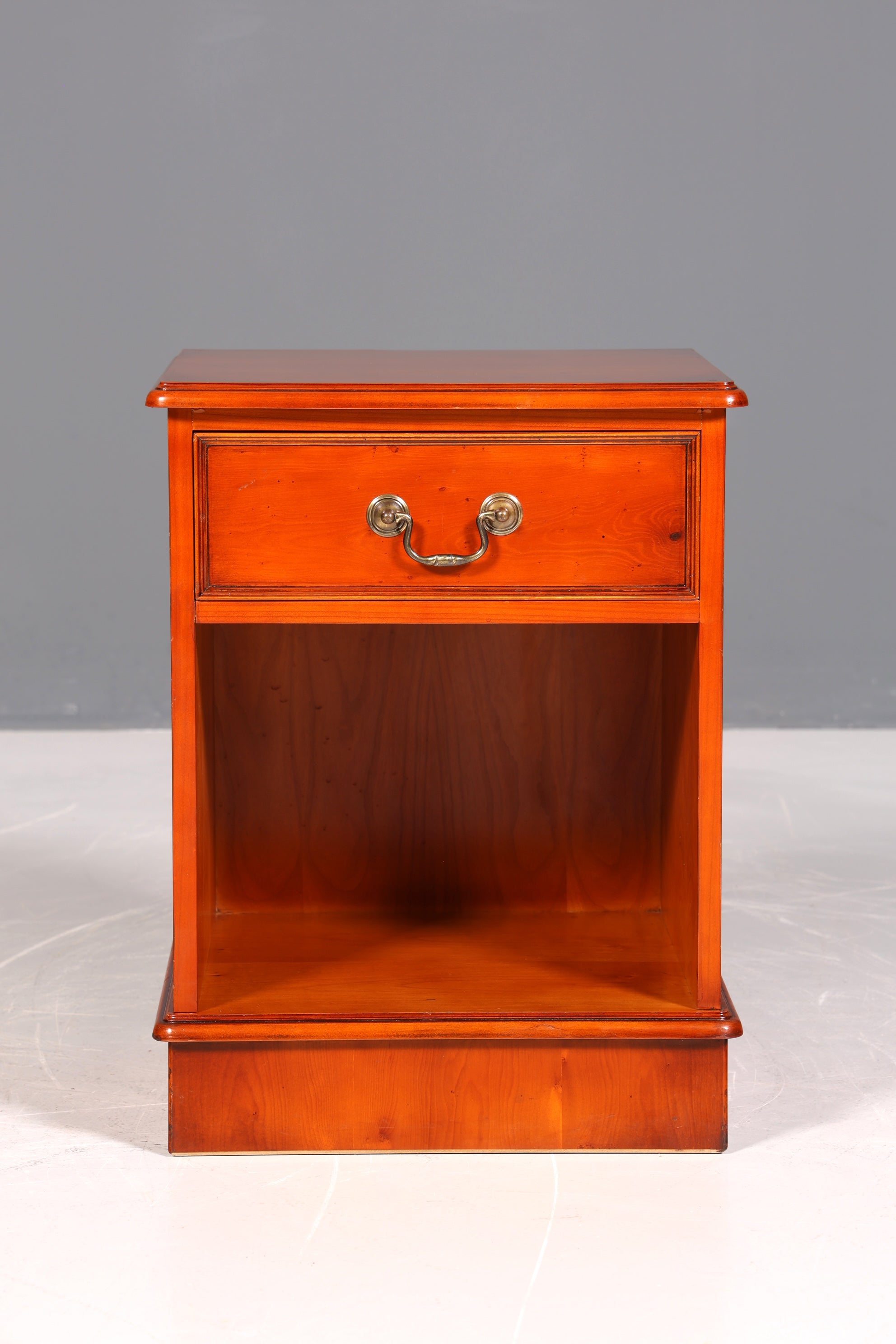 Wunderschöne Englische Kommode Eibe echt Holz Nachttisch Telefontisch Beistelltisch Ablagetisch