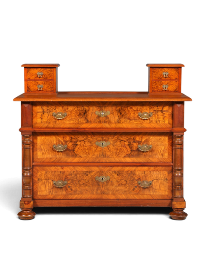 Hauptstadt Möblerei Gründerzeit Kommode aus Nussbaum im Louis Philippe Stil mit Schubladen und dekorativen Beschlägen