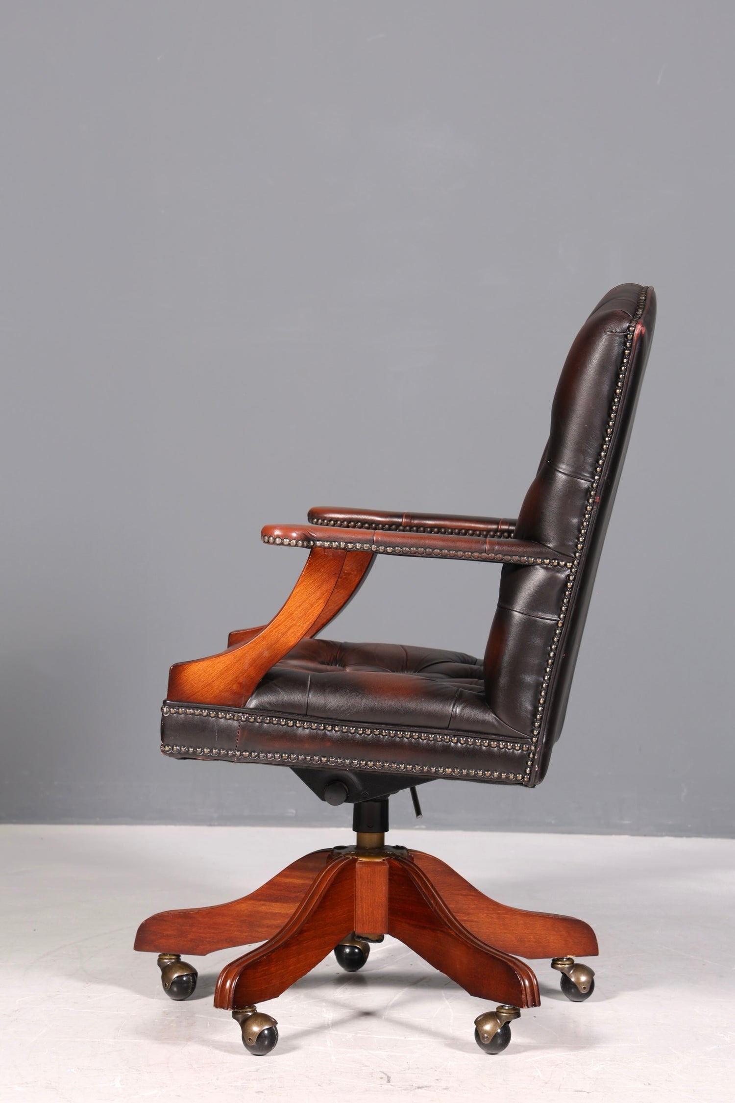 Wunderschöner Original Chesterfield Centurion Captain Chair Englisch braun echt Leder Sessel