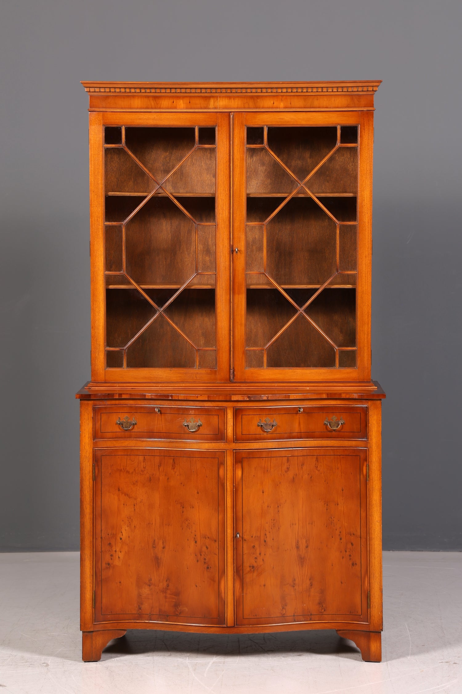 Wunderschöne Englische Vitrine Bücherschrank Eibe Aufsatzschrank Glasvitrine Buffet Sideboard Bibliothek