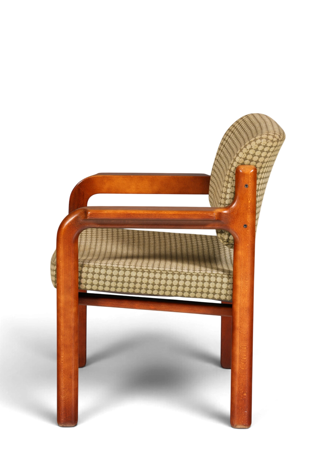 Hauptstadt Möblerei Mid Century Armlehnstuhl aus Holz mit gemustertem grünem Stoffbezug in Seitenansicht