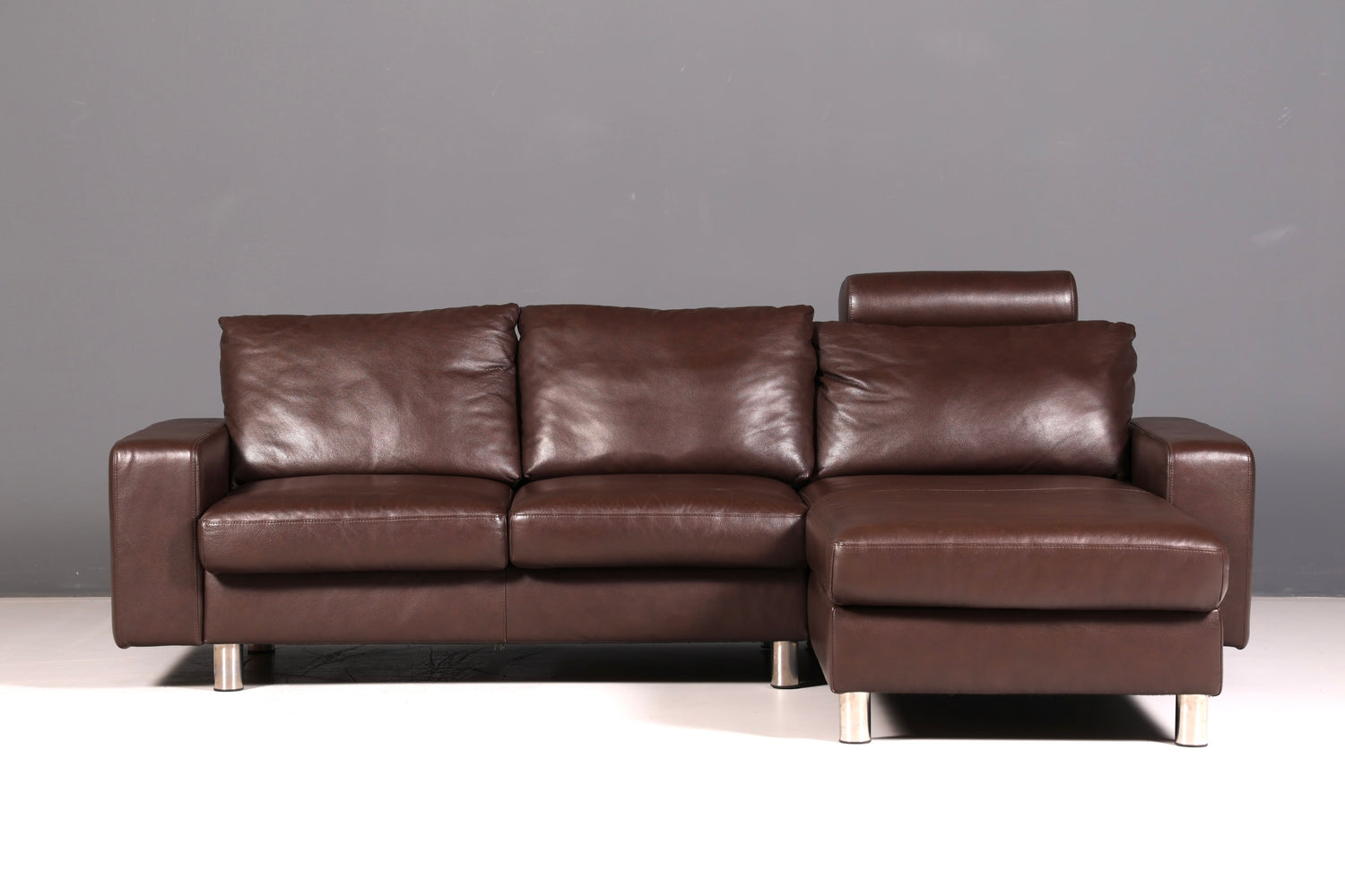 Beautiful Stressless E200 corner sofa in genuine brown leather with chaise longue, footstool, and vintage leather upholstery.