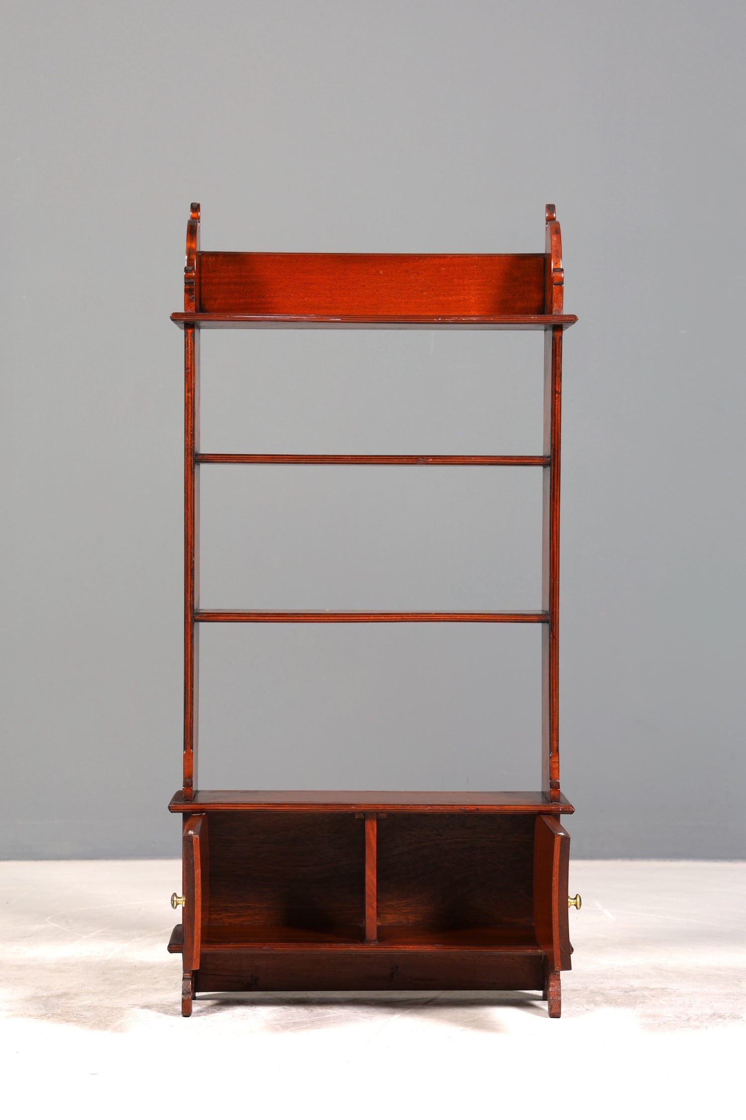 Wunderschönes Regal im englischen Stil Bücherregal Englisch Buchablage Antik 60s Schrank