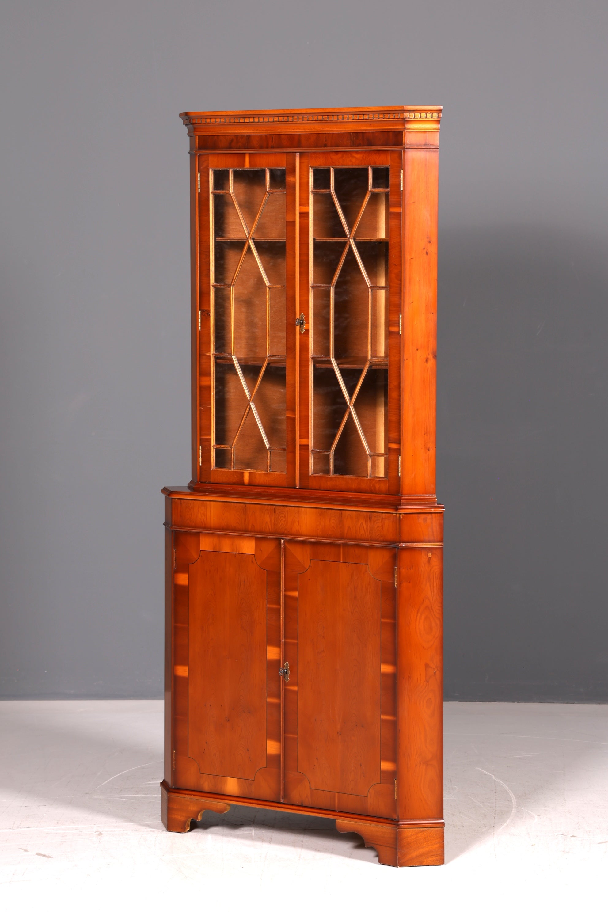 Wunderschöne Englische Eckvitrine 60s Echt Holz Schrank Eckschrank Glasvitrine Vitrine Vintage
