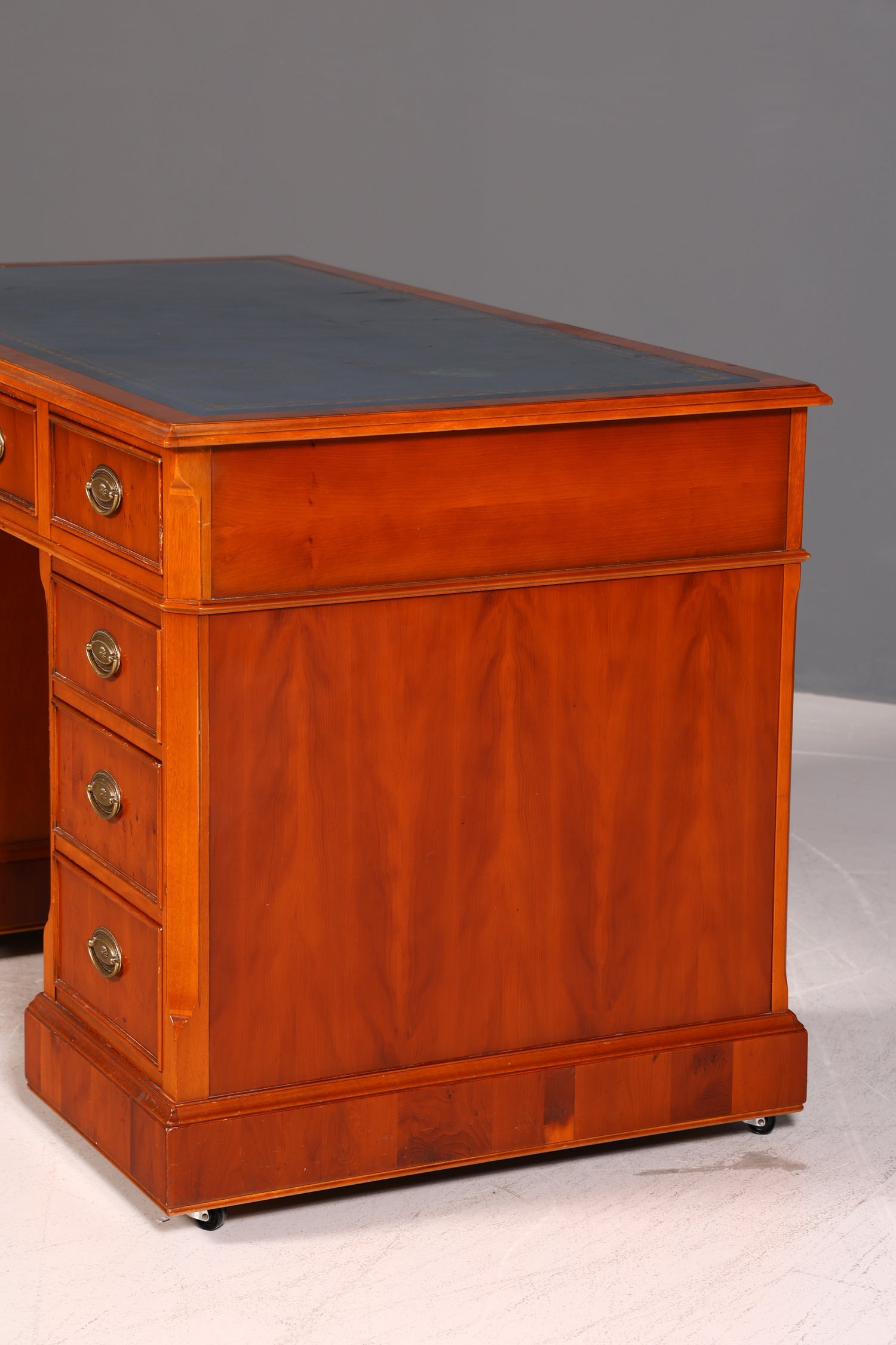Beautiful Original Heldense English Desk Yew Real Leather Top Office Desk Antique Style