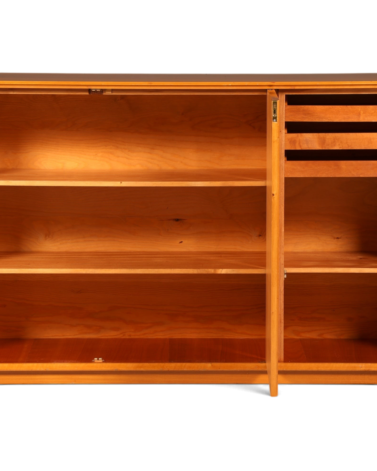 Hauptstadt Möblerei Mid Century Highboard aus massivem Holz mit offenen Türen, Regalböden und Schubfächern