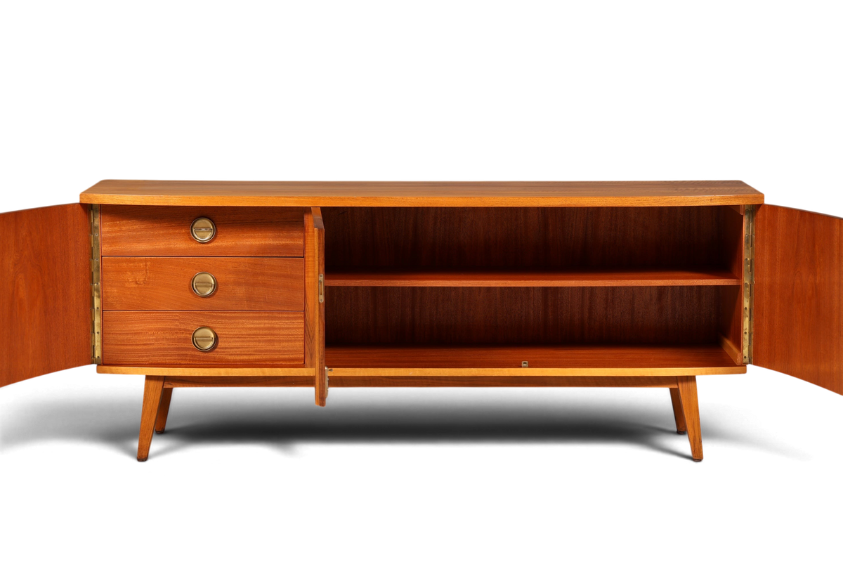 Hauptstadt Möblerei Mid Century Sideboard aus Echtholz mit drei Schubladen und offenen Türen im 60er Jahre Design
