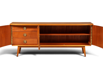 Hauptstadt Möblerei Mid Century Sideboard aus Echtholz mit drei Schubladen und offenen Türen im 60er Jahre Design