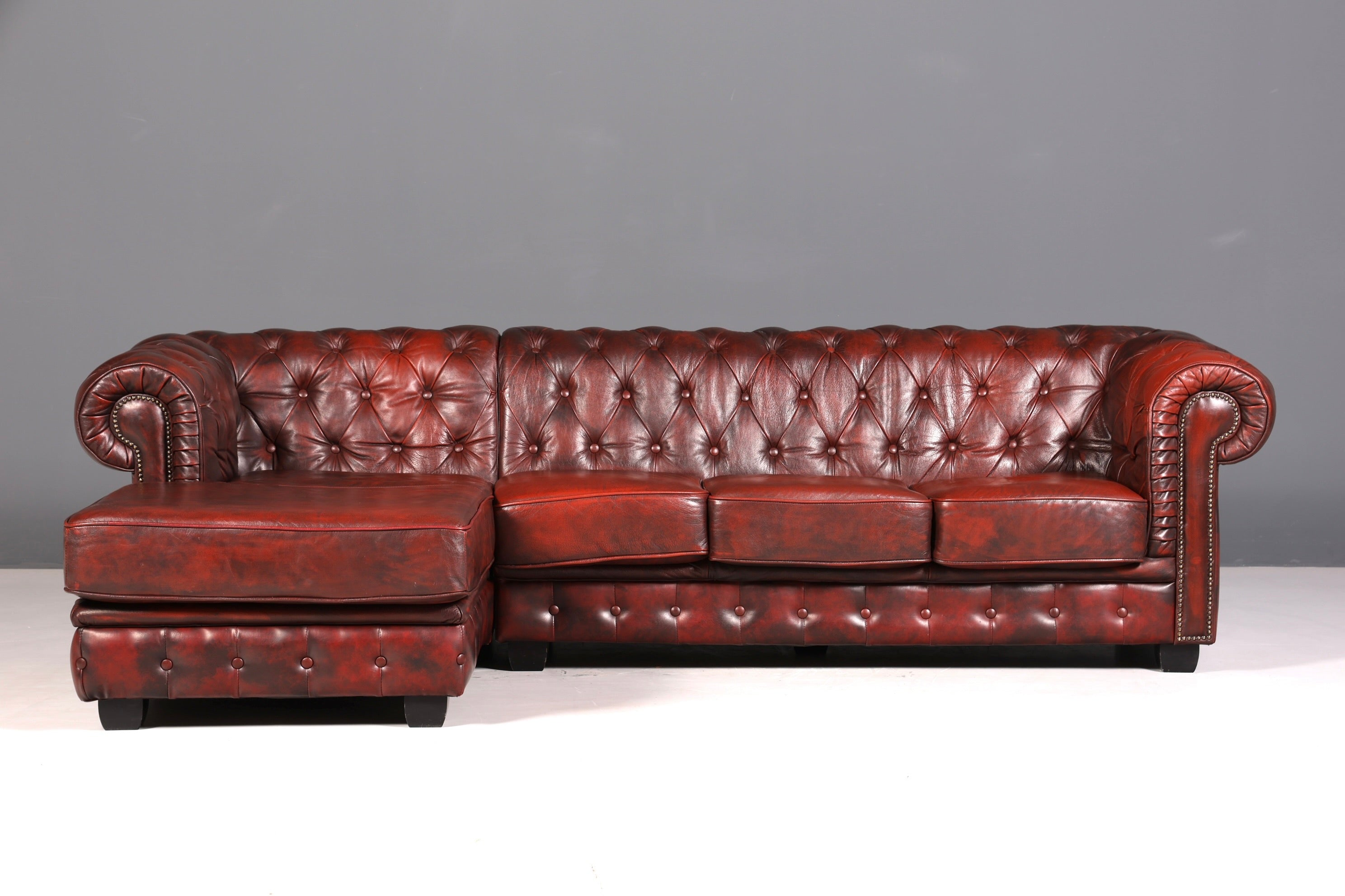 Wunderschönes seltenes Original Chesterfield Sofa mit Hocker 4- Sitzer echt Leder Oxblood Couch Englisch Eckcouch