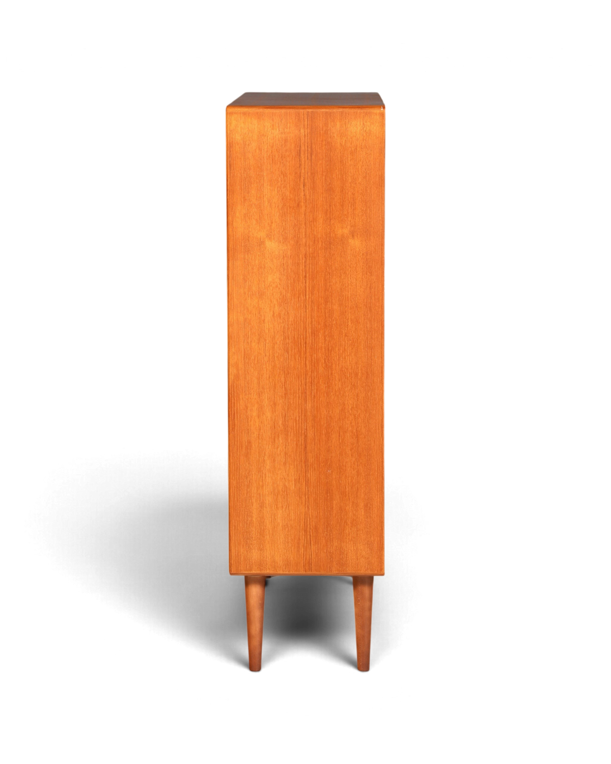 Hauptstadt Möblerei H947 Kommode aus Teakholz im Mid-Century Design mit konischen Beinen in Seitenansicht