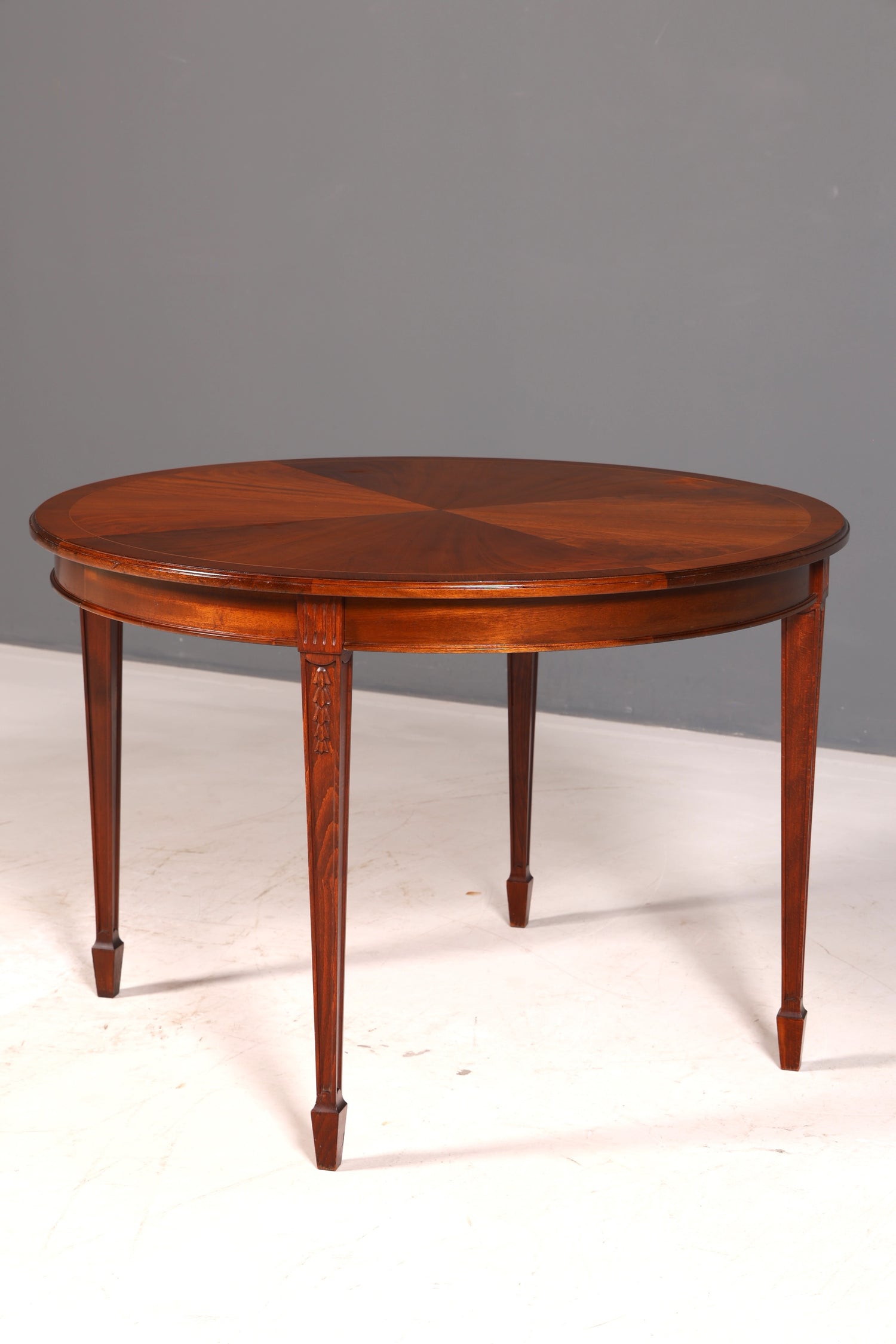 Beautiful English table, extendable dining table, antique mahogany, 1960s, kitchen table, oval