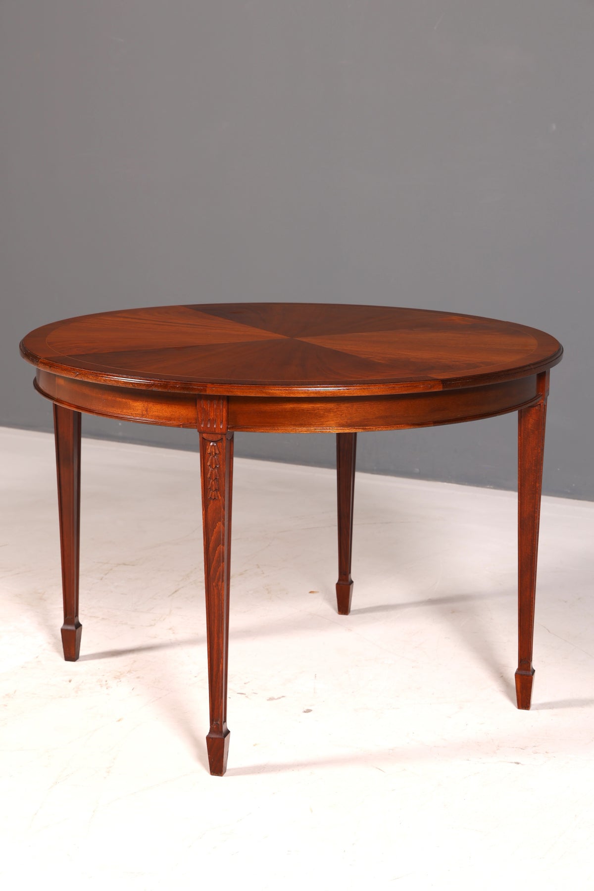 Beautiful English table, extendable dining table, antique mahogany, 1960s, kitchen table, oval