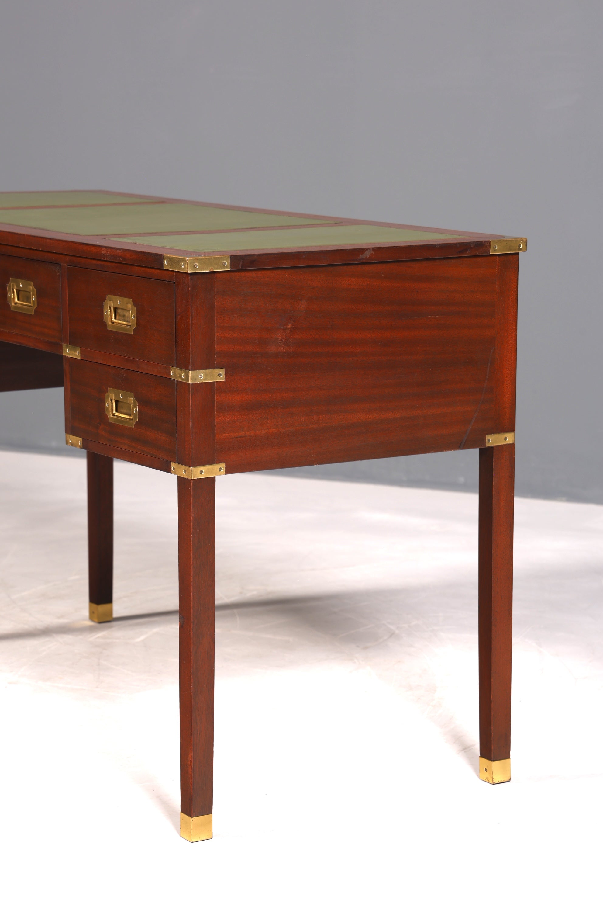 F945 Finish Edler Maritimer Schreibtisch Englischer Military Chest Bürotisch Office Table mit echt Lederauflage