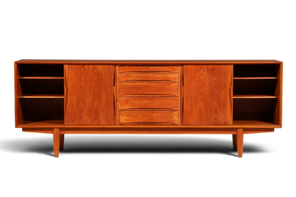 Hauptstadt Möblerei Dyrlund Mid Century Sideboard aus Teakholz mit Schiebetüren und Schubladen im dänischen Design