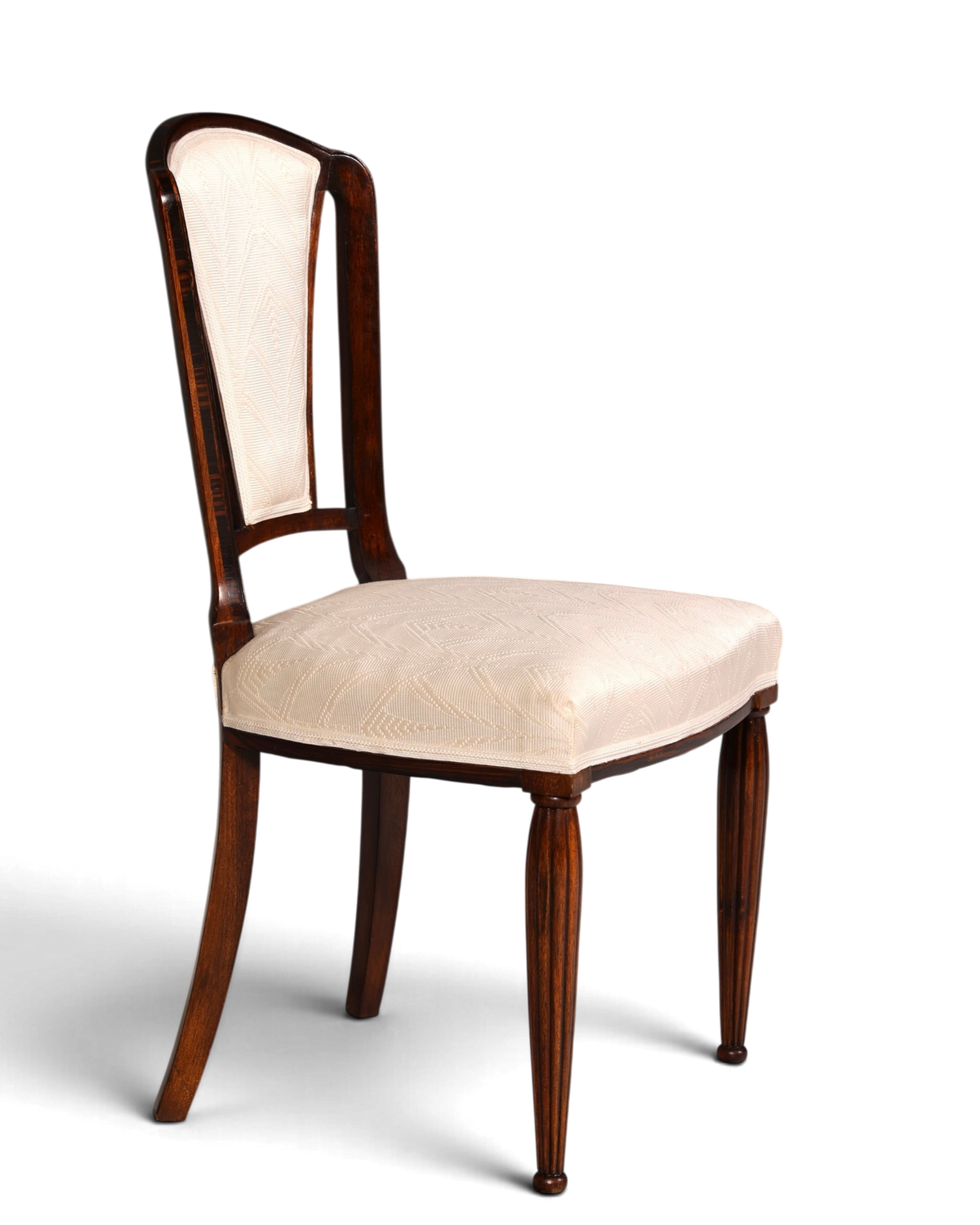Hauptstadt Möblerei Art Deco Stuhl aus dunklem Holz mit cremefarbenem, gemustertem Polster und kannelierten Beinen.