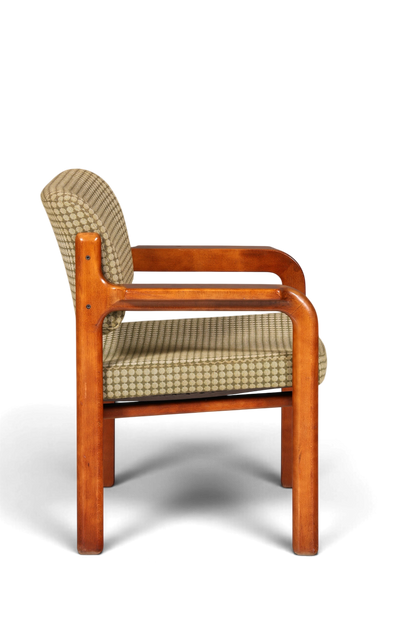 Hauptstadt Möblerei Mid Century Armlehnstuhl aus Holz mit gemustertem Stoffbezug in Seitenansicht