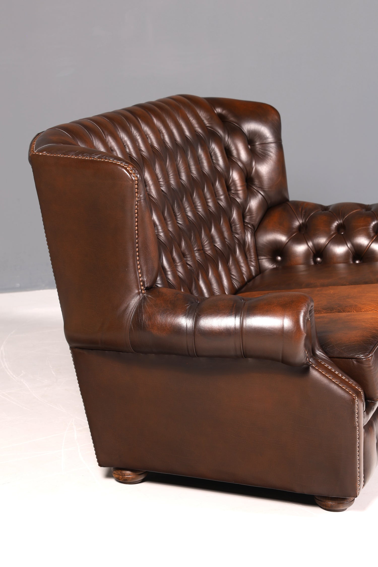 G103 Finish Wunderschönes Original Chesterfield Sofa 3- Sitzer echt Leder Oxblood Couch Englisch