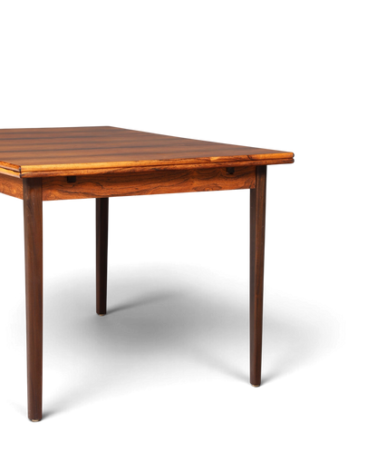 Hauptstadt Möblerei Mid Century Esstisch aus Palisander mit lebendiger Maserung und konischen Beinen im Danish Design